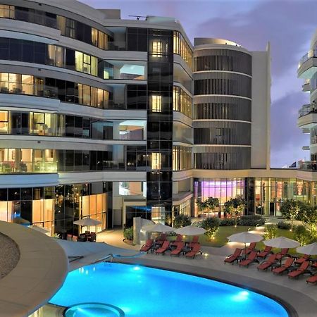 Majestic Arjaan By Rotana - Manama Aparthotel Ngoại thất bức ảnh The swimming pool at the hotel
