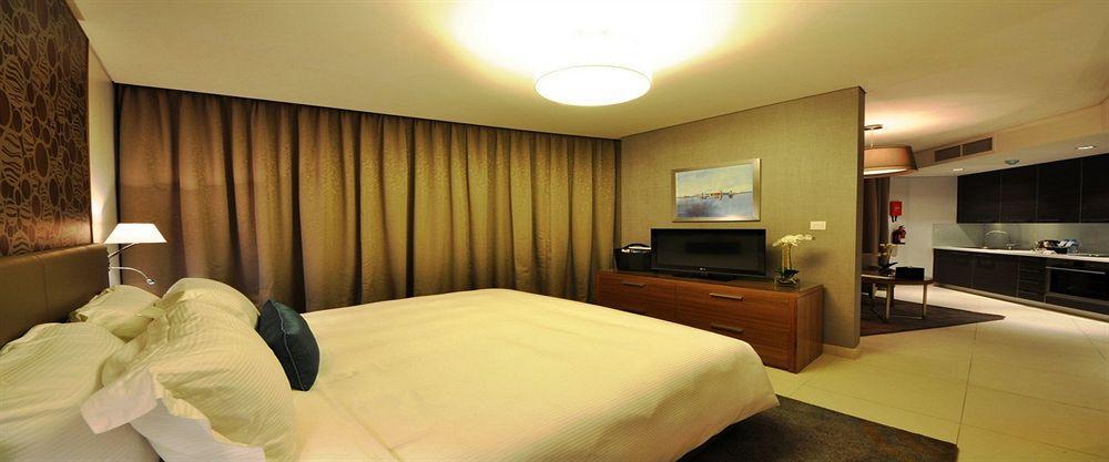 Majestic Arjaan By Rotana - Manama Aparthotel Phòng bức ảnh A bedroom in a hotel