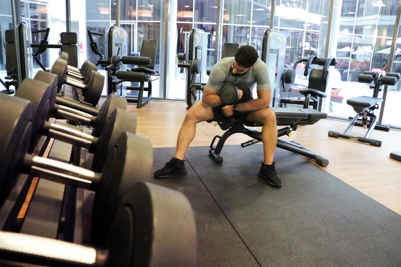 Majestic Arjaan By Rotana - Manama Aparthotel Ngoại thất bức ảnh A man lifting weights