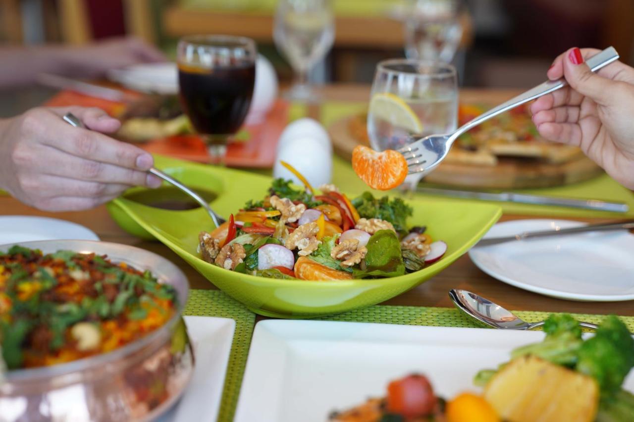 Majestic Arjaan By Rotana - Manama Aparthotel Ngoại thất bức ảnh A salad