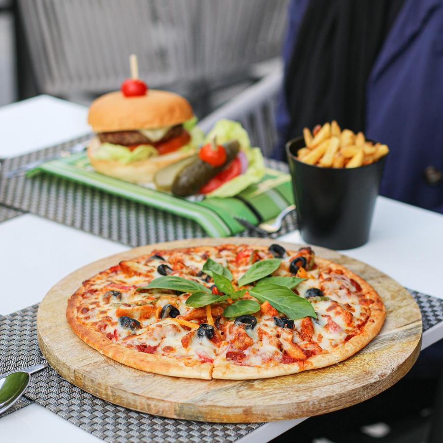 Majestic Arjaan By Rotana - Manama Aparthotel Ngoại thất bức ảnh Pizza