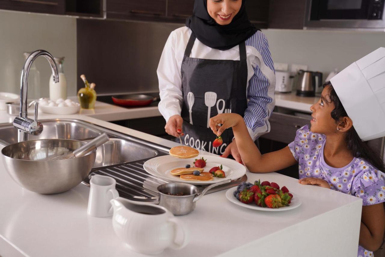 Majestic Arjaan By Rotana - Manama Aparthotel Ngoại thất bức ảnh A woman cooking with her daughter