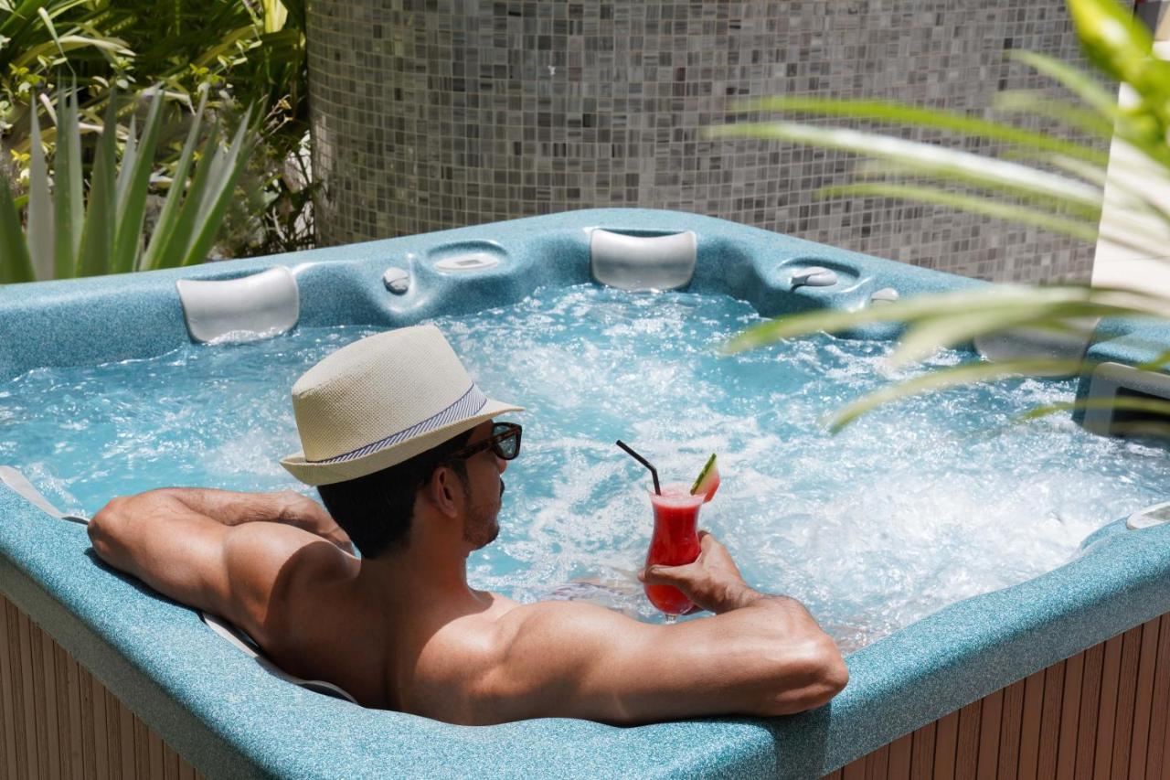 Majestic Arjaan By Rotana - Manama Aparthotel Ngoại thất bức ảnh A man relaxing in a hot tub