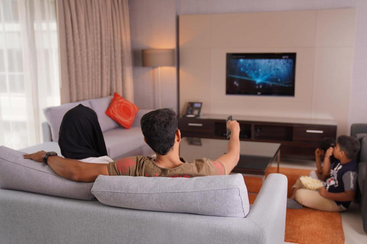 Majestic Arjaan By Rotana - Manama Aparthotel Ngoại thất bức ảnh A family watching television