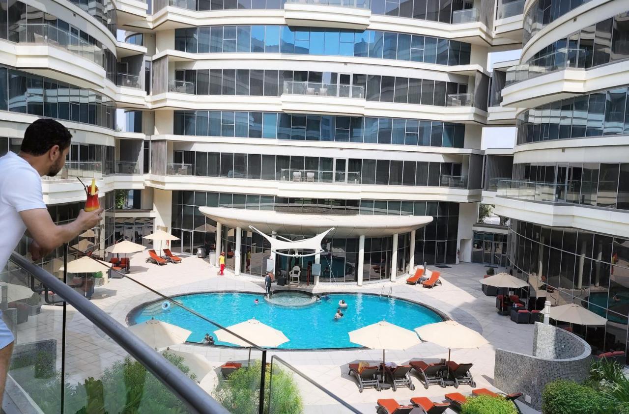 Majestic Arjaan By Rotana - Manama Aparthotel Ngoại thất bức ảnh The swimming pool at the hotel