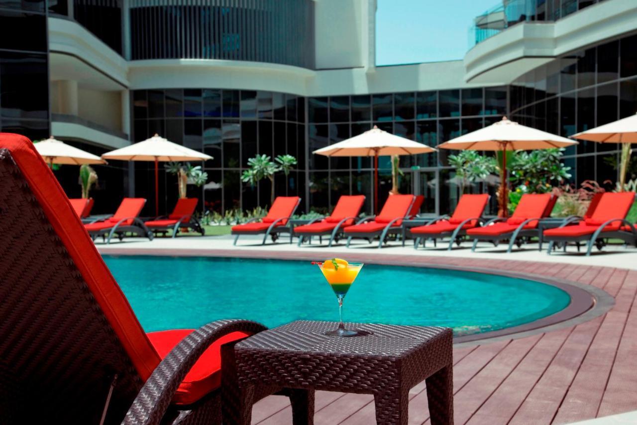 Majestic Arjaan By Rotana - Manama Aparthotel Ngoại thất bức ảnh The swimming pool at the hotel
