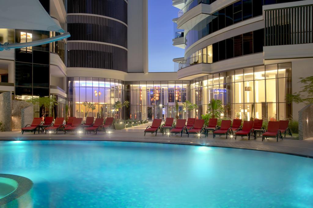 Majestic Arjaan By Rotana - Manama Aparthotel Ngoại thất bức ảnh The swimming pool at the hotel