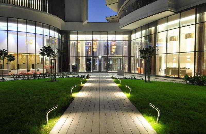 Majestic Arjaan By Rotana - Manama Aparthotel Ngoại thất bức ảnh Entrance to the hotel