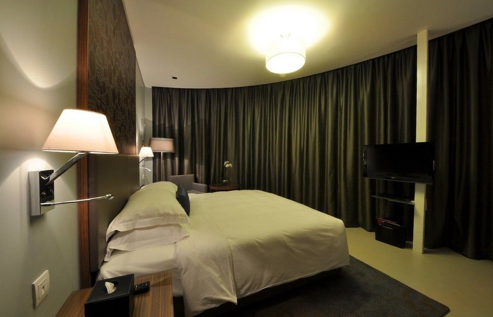 Majestic Arjaan By Rotana - Manama Aparthotel Ngoại thất bức ảnh A bedroom at the hotel
