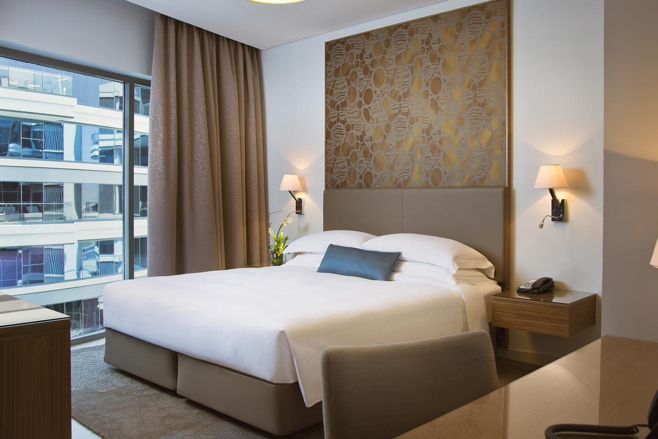 Majestic Arjaan By Rotana - Manama Aparthotel Ngoại thất bức ảnh A bedroom at the hotel