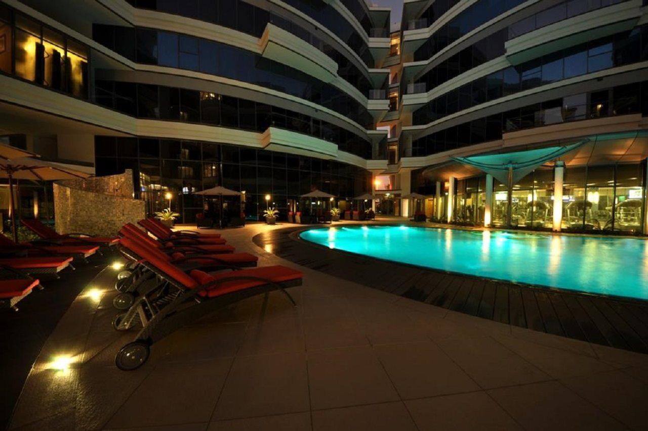 Majestic Arjaan By Rotana - Manama Aparthotel Ngoại thất bức ảnh The pool at the hotel