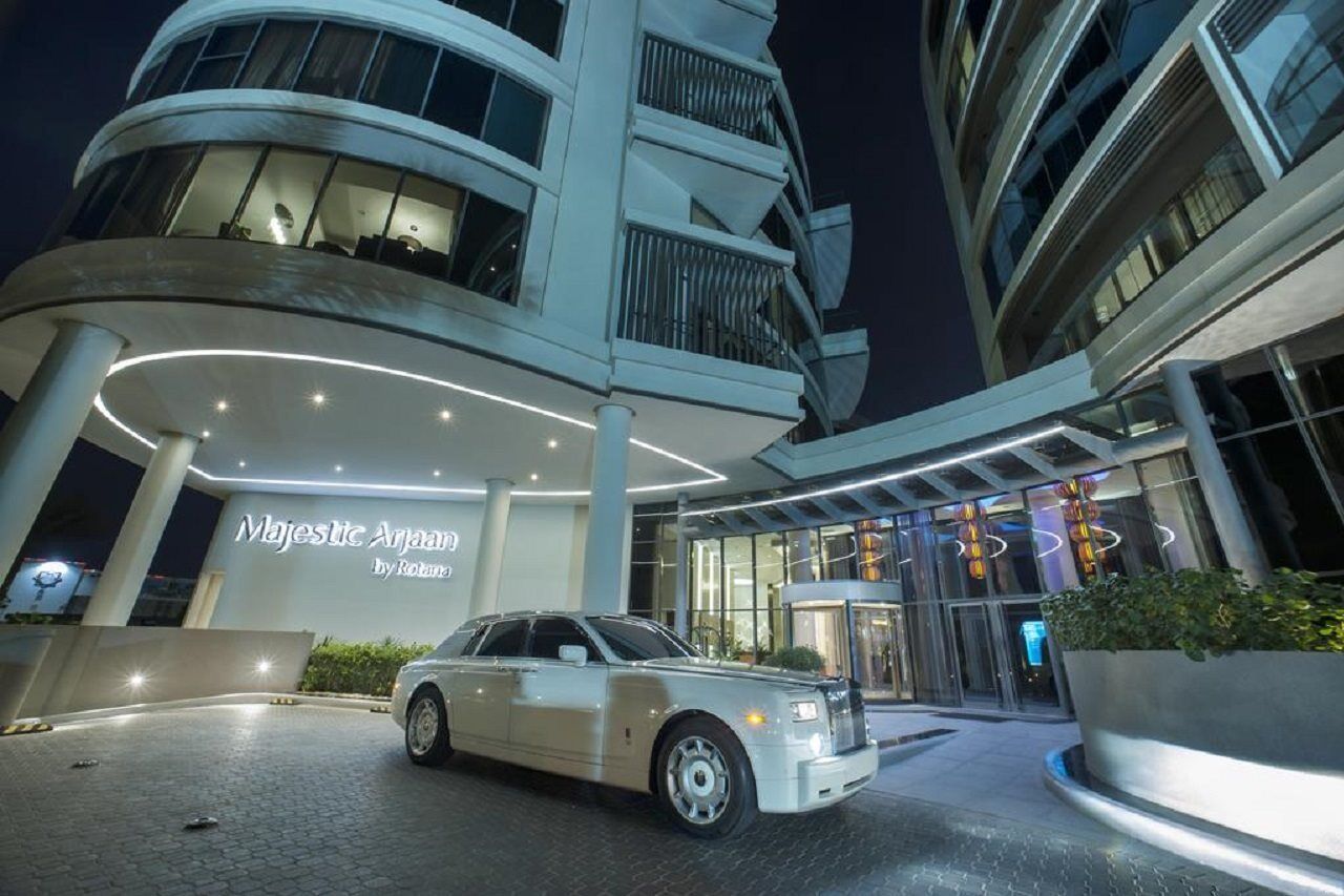 Majestic Arjaan By Rotana - Manama Aparthotel Ngoại thất bức ảnh The entrance of the hotel