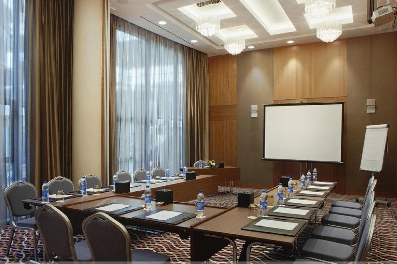 Majestic Arjaan By Rotana - Manama Aparthotel Ngoại thất bức ảnh Meeting room