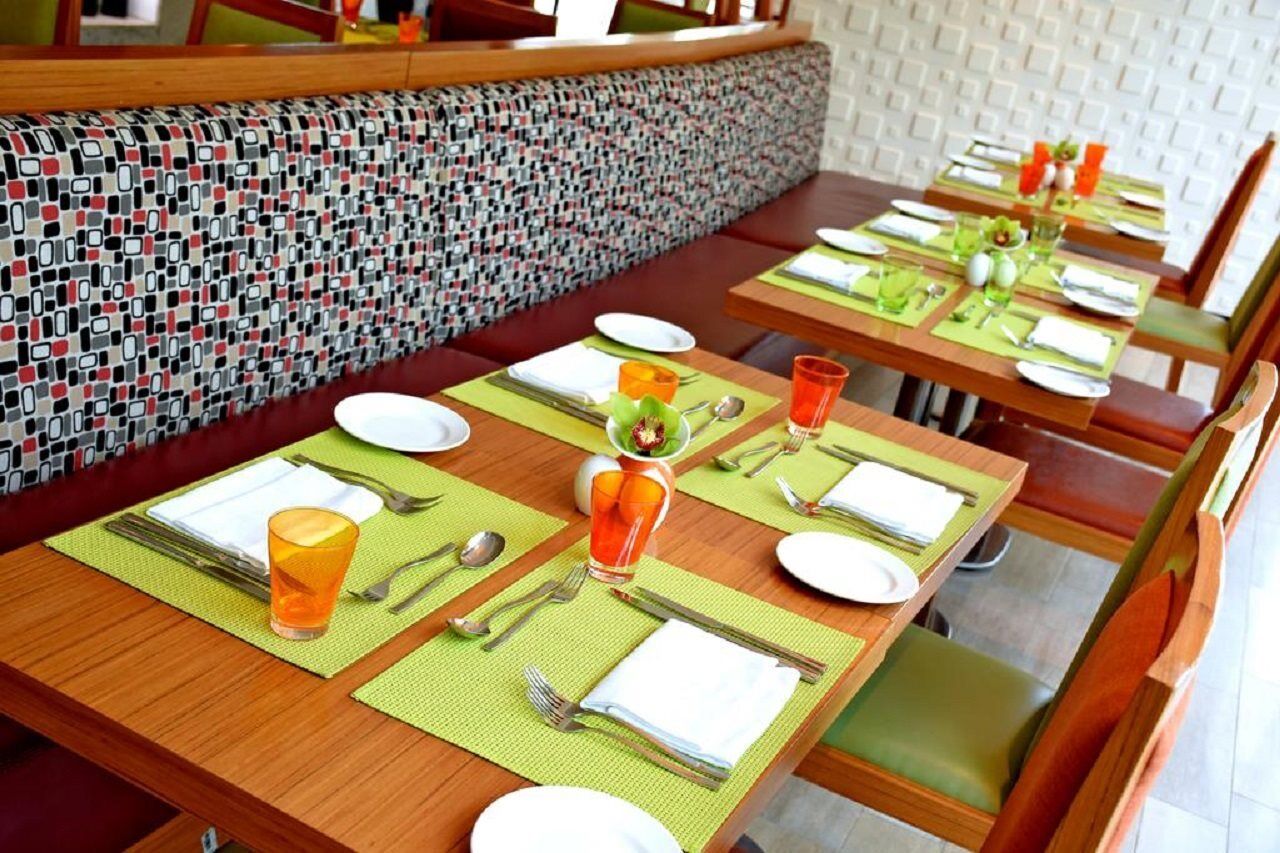 Majestic Arjaan By Rotana - Manama Aparthotel Ngoại thất bức ảnh A place setting in a restaurant