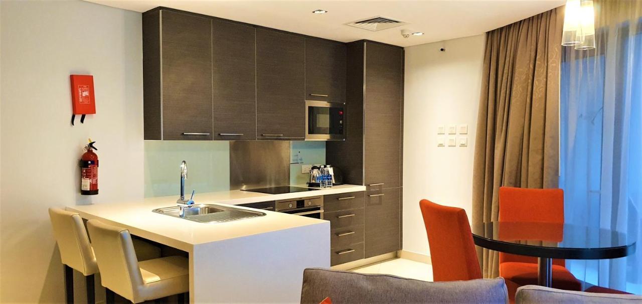 Majestic Arjaan By Rotana - Manama Aparthotel Ngoại thất bức ảnh A kitchen in a serviced apartment