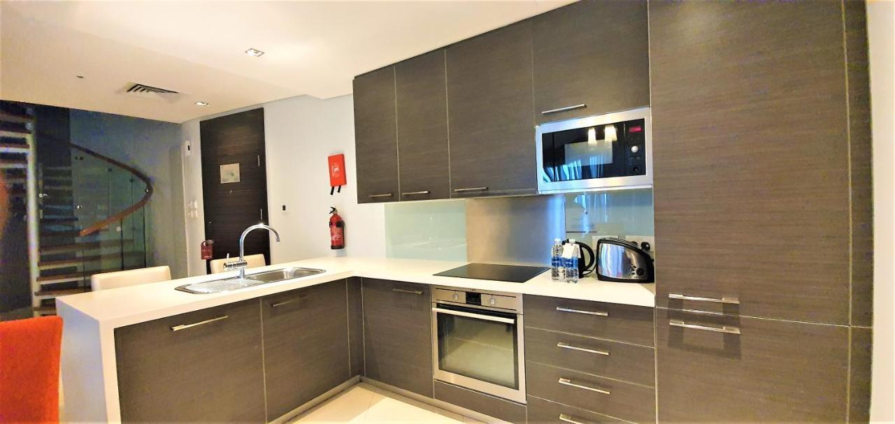 Majestic Arjaan By Rotana - Manama Aparthotel Ngoại thất bức ảnh A kitchen in a serviced apartment in Dubai